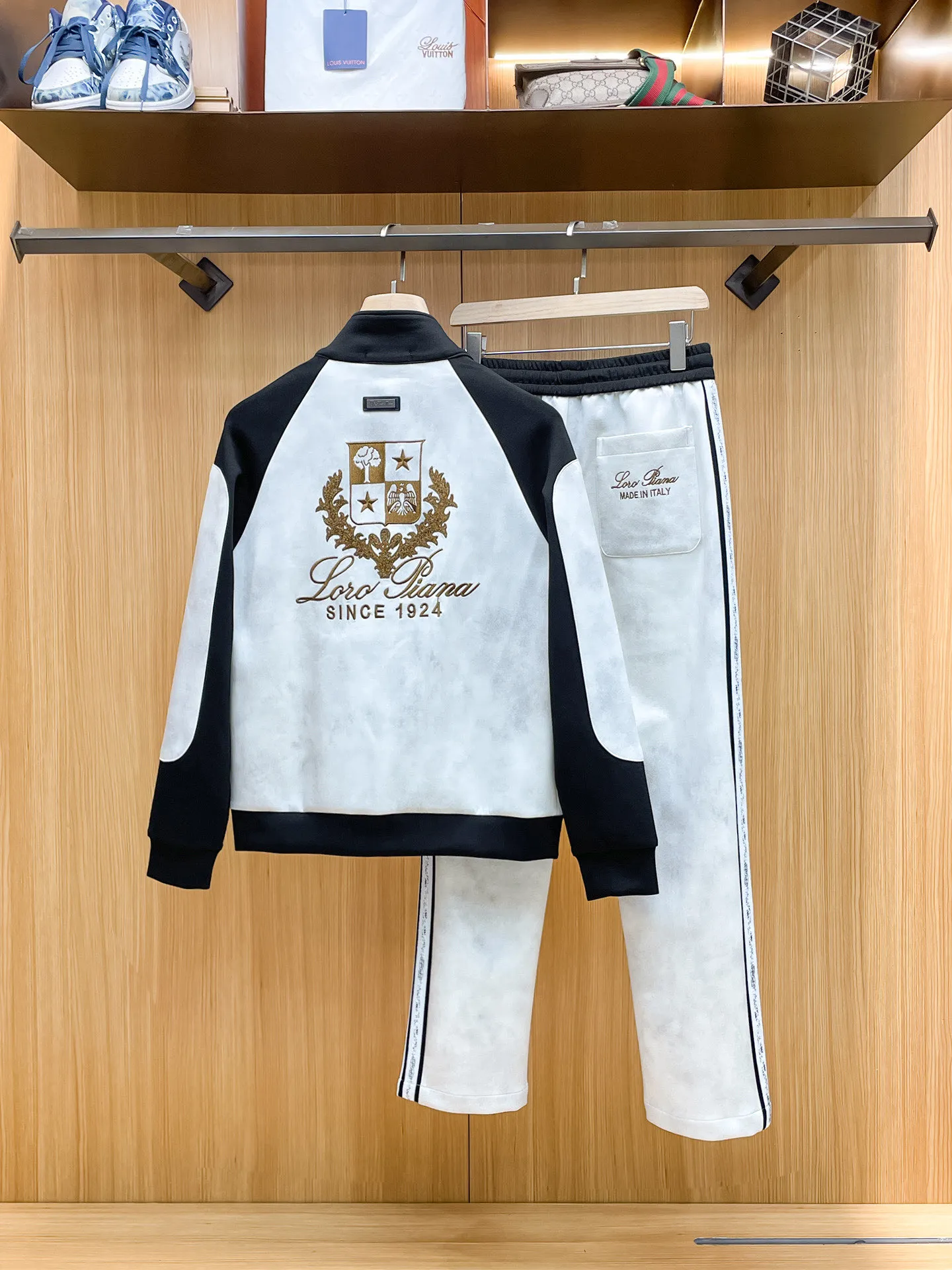 LP New Arrival counter Same Style casual suit, Breathable, comfortable and casual! Full of high-end feel! The details are exquisite and high-end, and the workmanship is impeccable! The original Premium fabric is very high-end! The fabric is crisp and anti-wrinkle Wear-Resistant, warm, neat and stylish. Everyone must buy a set this autumn and winter. They must look cool and cool when wearing them. We especially recommend Sizes M-3XL